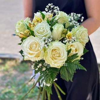 Букет из роз с гипсофилой