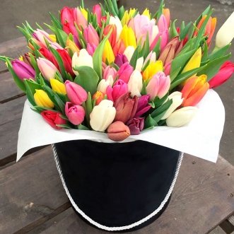 101 разноцветный тюльпан в коробке