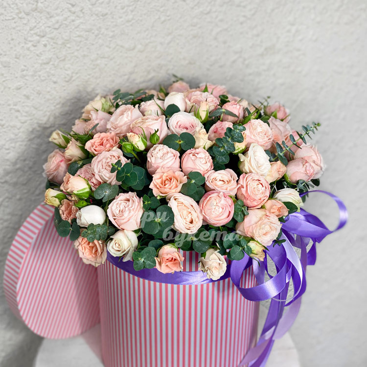 Пионовидные розы в коробке (крупный план)