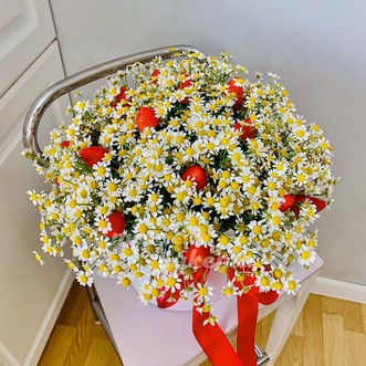 Ромашки и клубника в коробке
