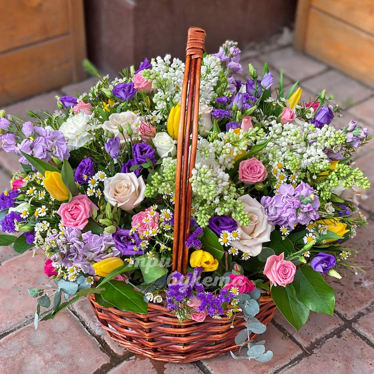 Корзина с ароматными цветами (крупный план)