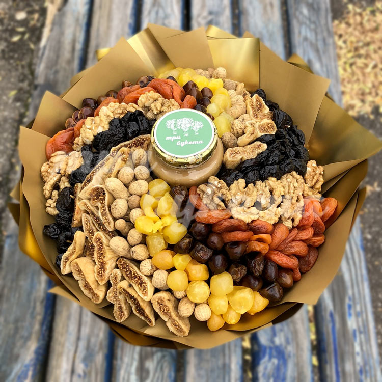 Букет из кураги и чернослива (на скамейке)