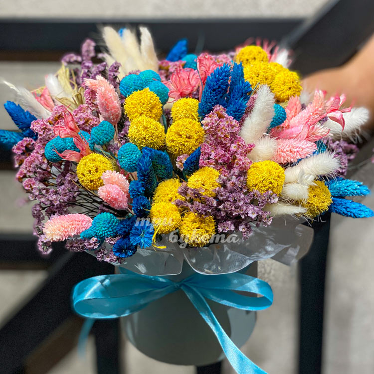 Композиция из сухоцветов в коробке (на фоне стены)