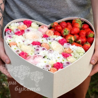20 ягод клубники и цветы