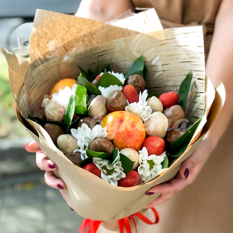 Букет из нектаринов и клубники (в руках)