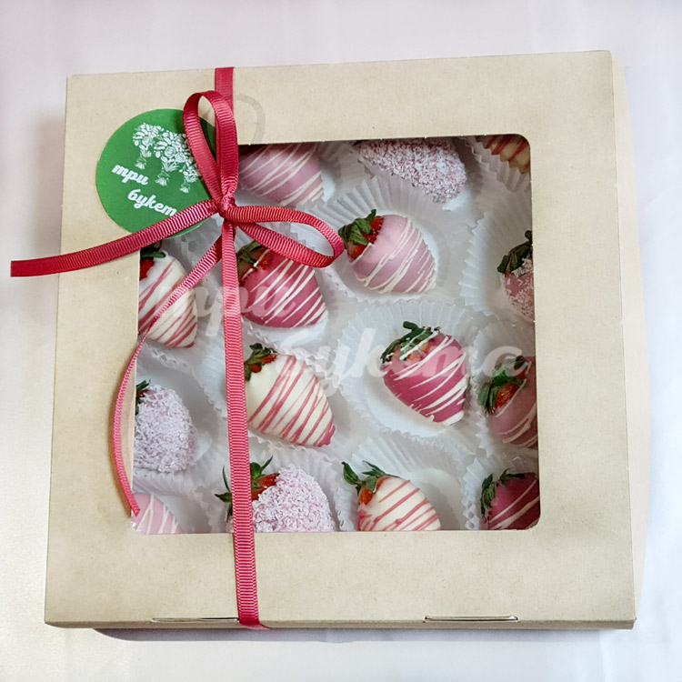 Набор из 16 клубник в шоколаде (крупный план)