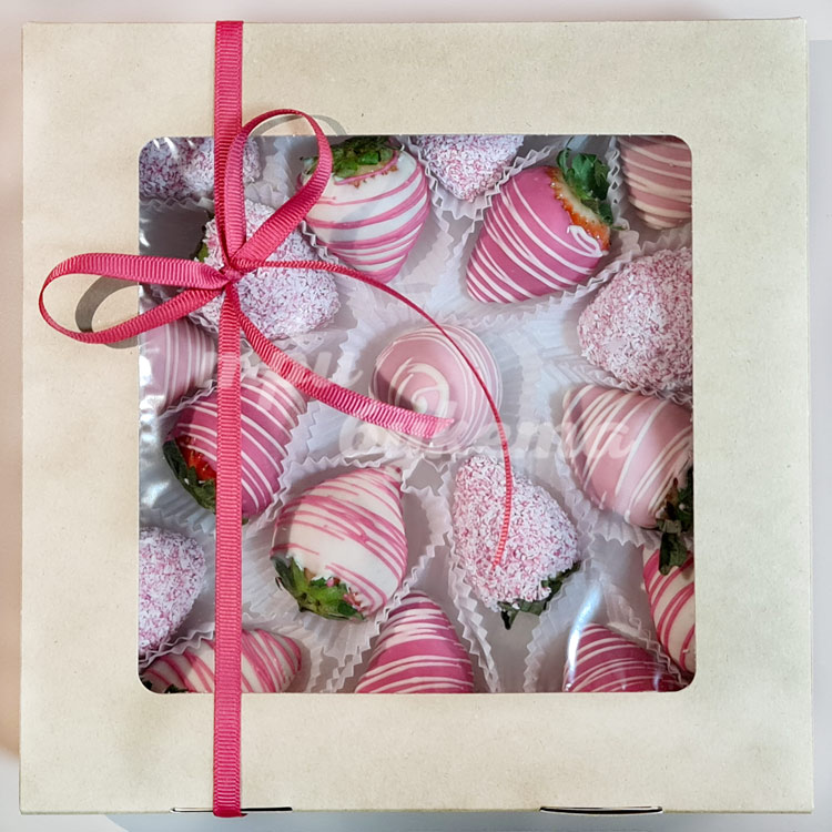 Набор из 18 клубник в шоколаде (крупный план)