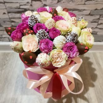 21 клубника с розами в коробке