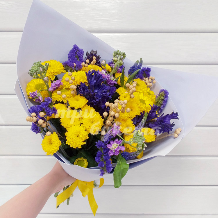 Букет из вероники и хризантем