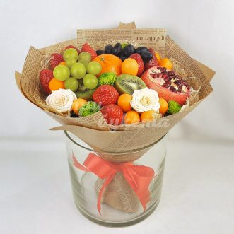 Букет из клубники, винограда и киви