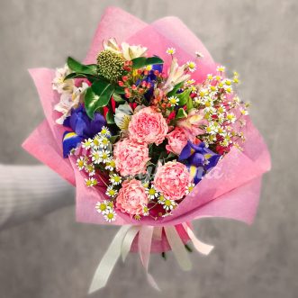 Букет из розовых гвоздик и ирисов