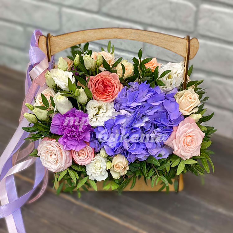 Гортензия, эустомы и розы в ящичке