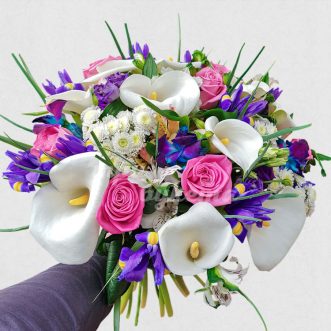 Яркий букет из ирисов, калл и роз