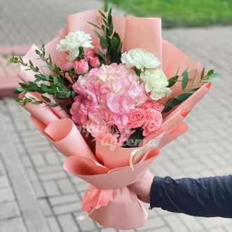 Гвоздики с гортензией на 14 февраля Гвоздики с гортензией на 14 февраля