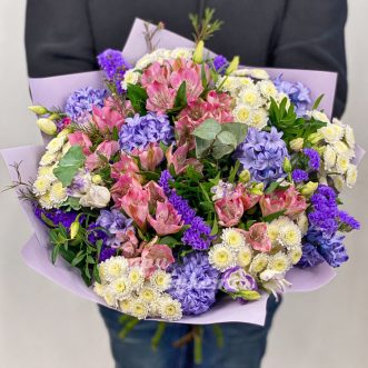 Букет из гиацинтов и альстромерий