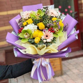 Букет из хризантем, гербер и орхидей