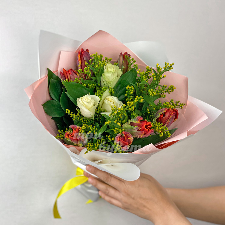 Красные тюльпаны и белые розы