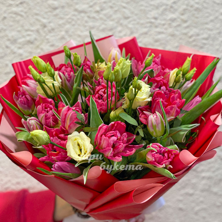 Красный букет тюльпанов и эустом (крупный план)