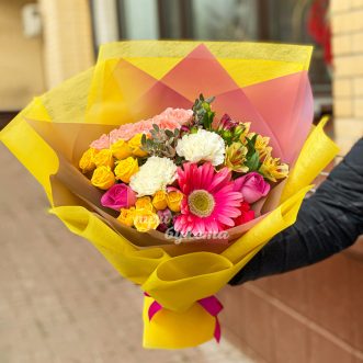 Яркий букет с герберой и куст. розами