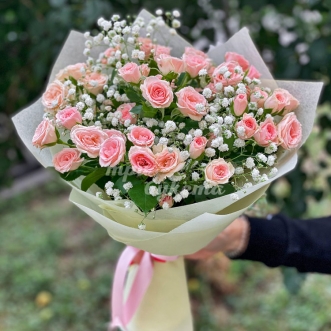 Букет кустовых роз с гипсофилой