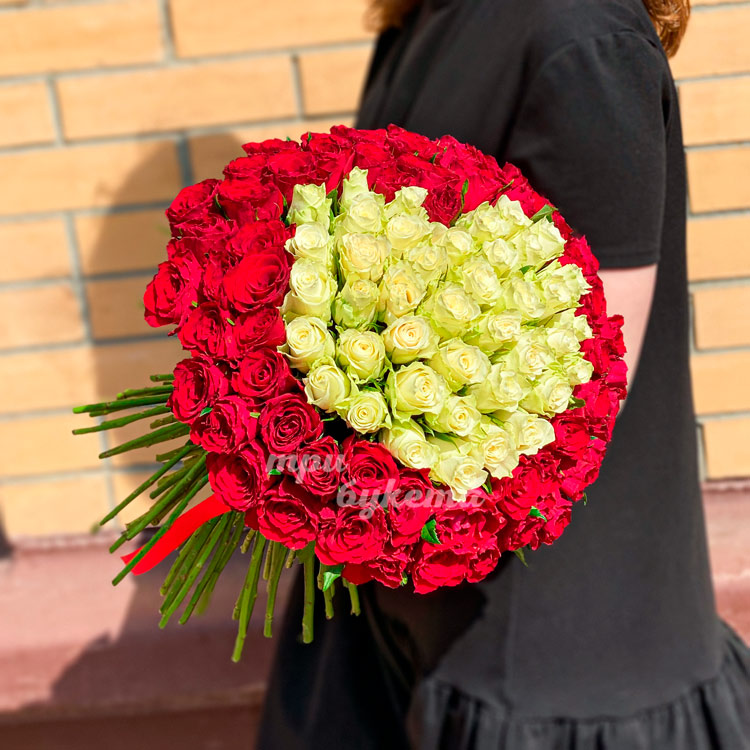 Букет сердце из красных и белых роз (в руках флориста)