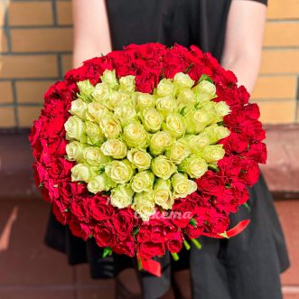 Букет сердце из красных и белых роз