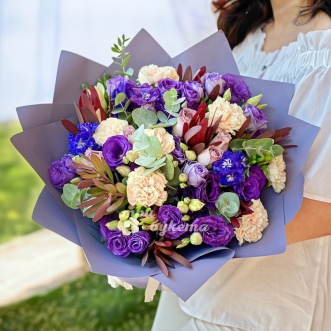 Фиолетовый букет эустом, гвоздик и роз