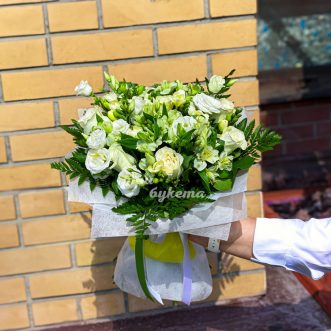 Белый букет альстромерий, роз и фрезий