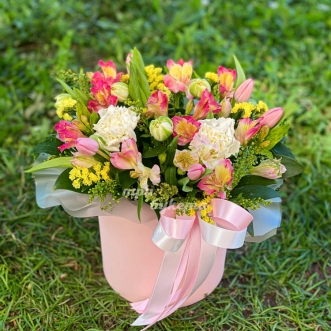Розовые альстромерии и тюльпаны в коробке