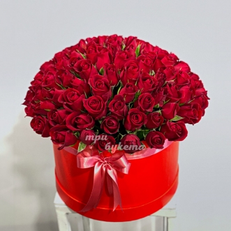 Шляпная коробка из 75 красных роз
