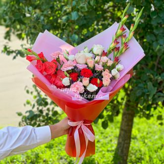 Яркий букет из гладиолусов и роз