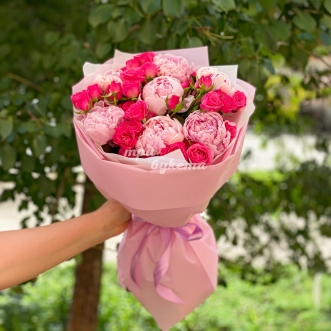 Розовый букет пионов и кустовых роз