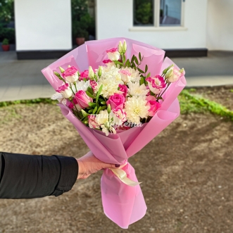 Букет белых хризантем и розовых эустом