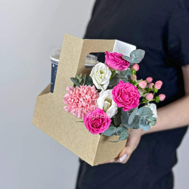 Коробочка с кофе, розами и гвоздикой (ракурс на цветы)