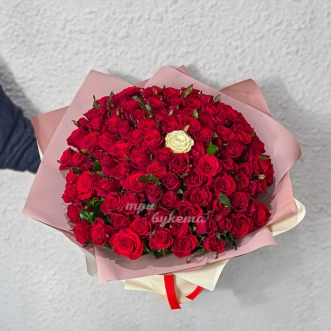 Букет из 100 красных и 1 белой розы