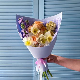 Яркий букет нарциссов и диантусов