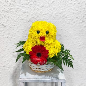 Цыпленок из хризантем в корзине Цыпленок из хризантем в корзине
