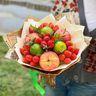 Букет клубники с яблоками и лаймами