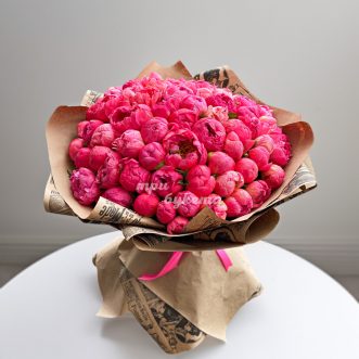 Букет из 55 коралловых пионов в крафте Букет из 55 коралловых пионов в крафте