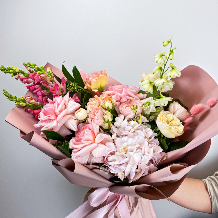 Розовый букет маттиол, роз и дельфиниума (крупный план)