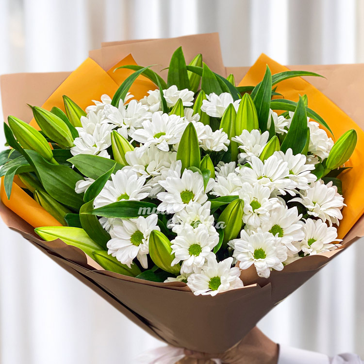 Букет белых хризантем и белых лилий (крупный план)