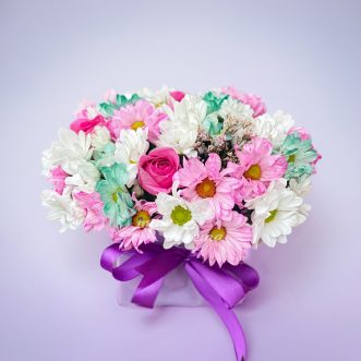 Коробочка разноцветных хризантем