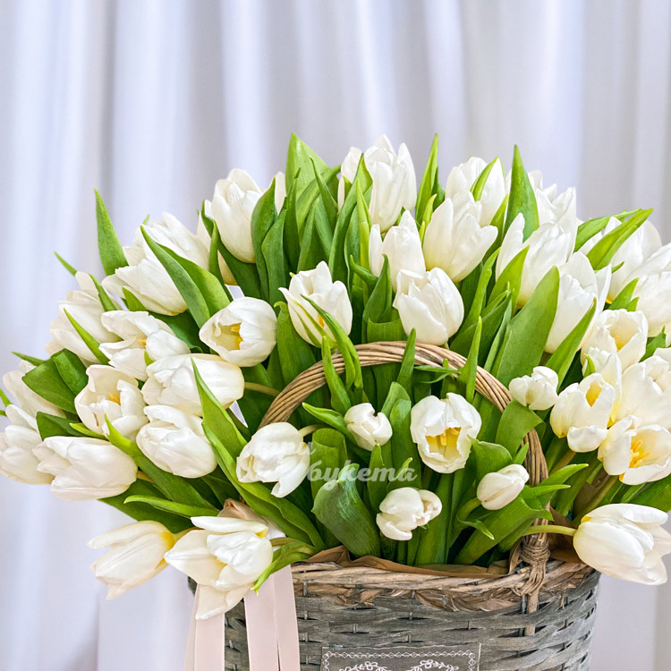 Корзина с белыми тюльпанами (крупный план)