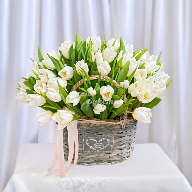 Корзина с белыми тюльпанами