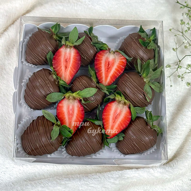 Коробка из 9 клубник в бельгийском шоколаде (вид сверху)