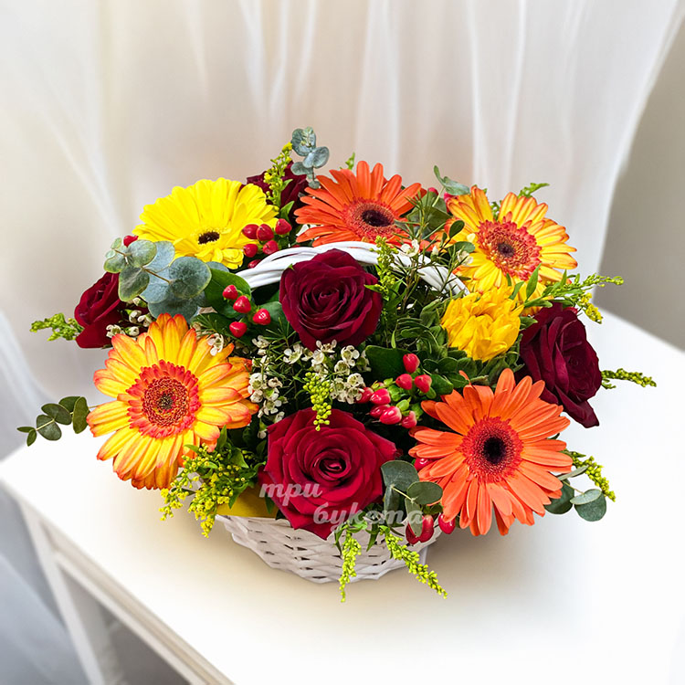 Корзина гербер и роз с зеленью