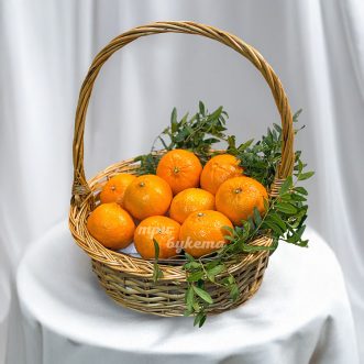 Корзинка с мандаринами и фисташкой